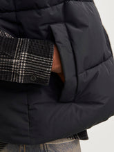 Ladda upp bild till gallerivisning, model_shot-detail