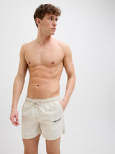 Ladda upp bild till gallerivisning, model_shot-creative