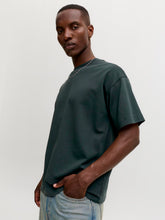 Ladda upp bild till gallerivisning, model_shot-creative
